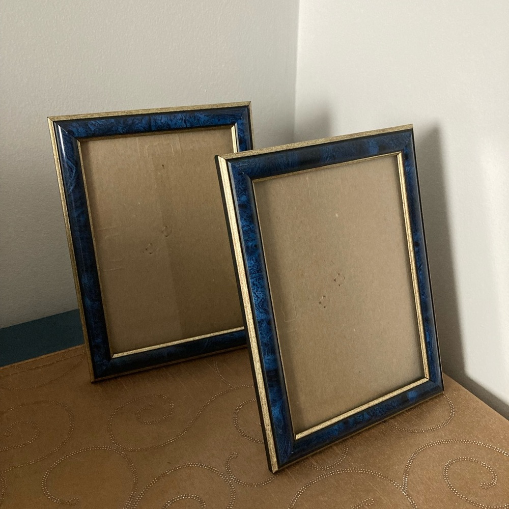 Set of 2 vintage picture frames🤩 beautiful blue and gold colours!